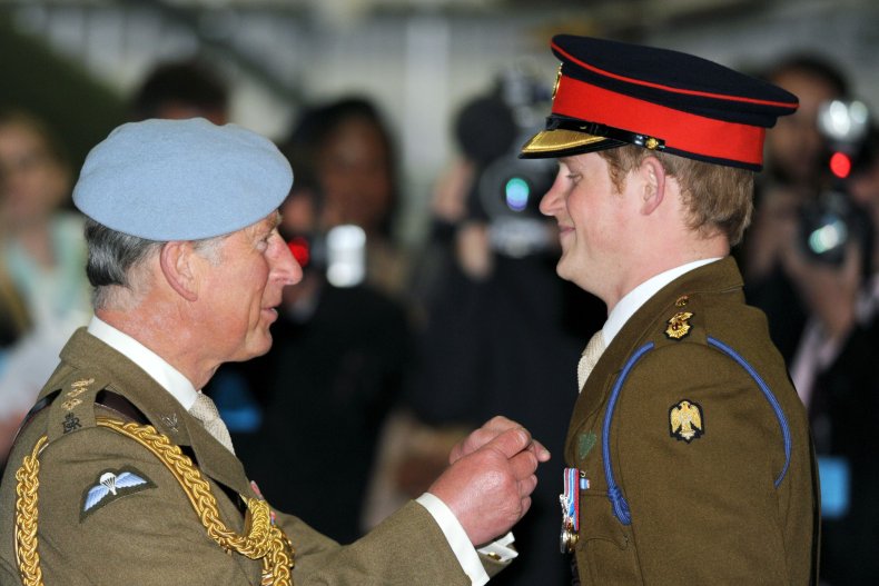 Re Carlo dà al principe Harry le sue ali