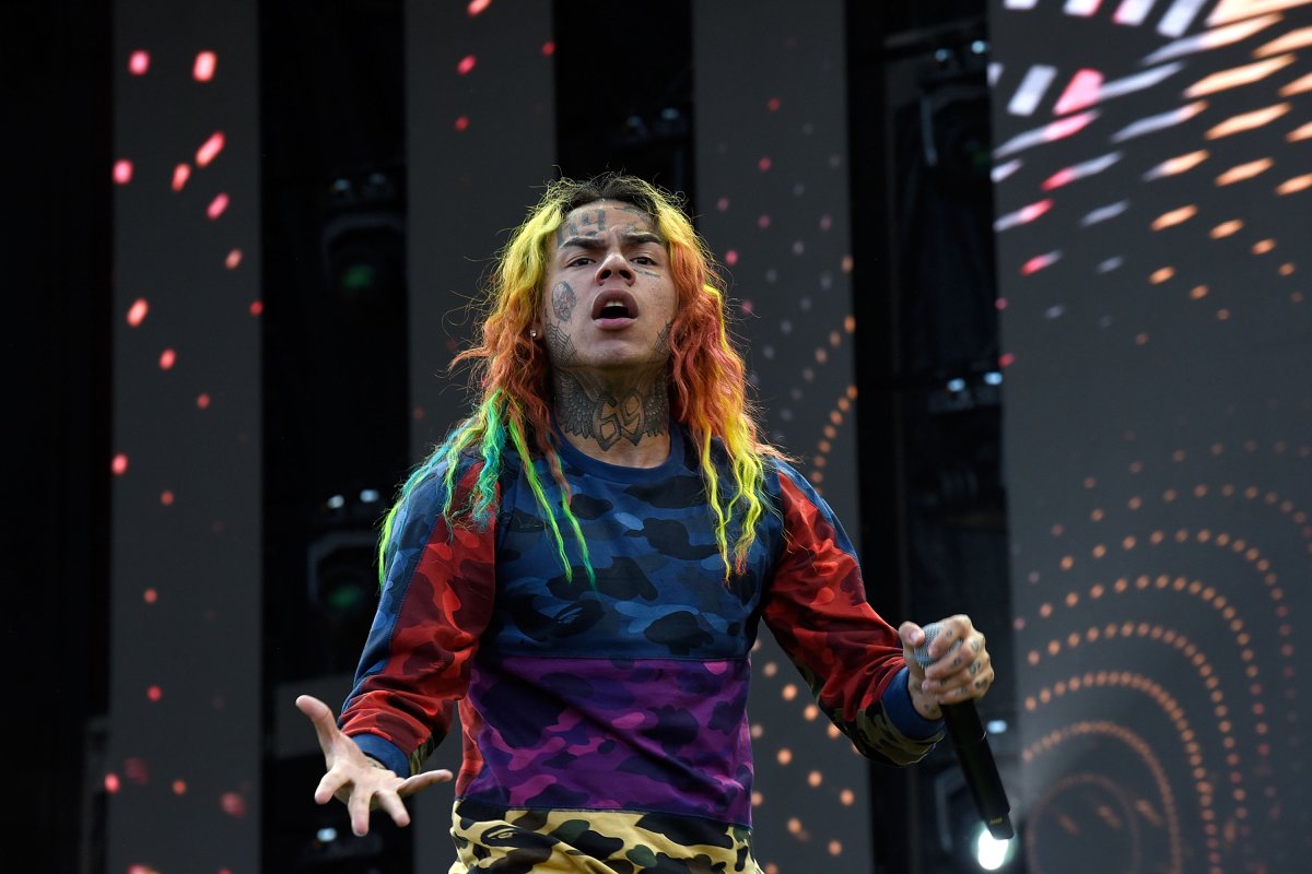 6ix9ine rapping onstage