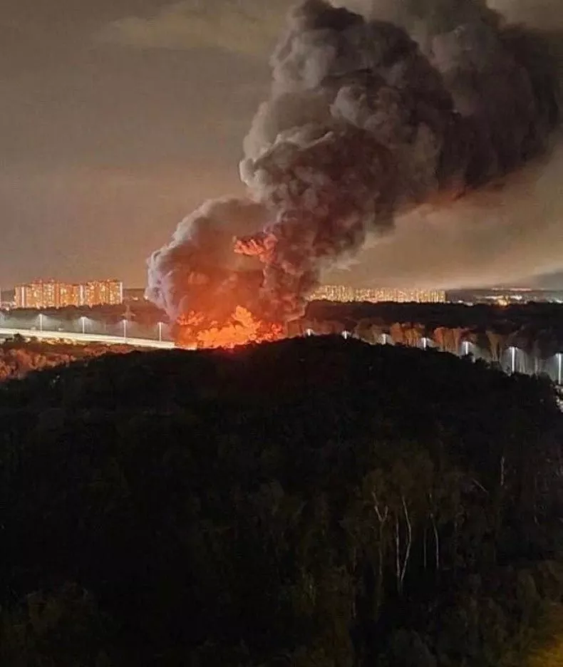 Kobaran api besar meletus di Odintsovo, sebuah kota yang terletak beberapa mil dari kediaman resmi Presiden Vladimir Putin di Moskow, kata pihak berwenang.