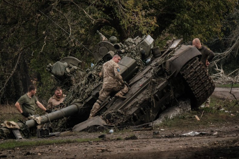 Một chiếc xe tăng T-90A của Nga bị bỏ rơi ở Kyrylivka