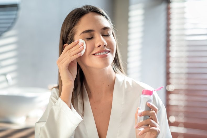 Donna che pulisce il trucco dal viso
