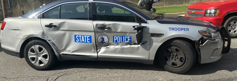 Auto della Polizia di Stato della Virginia danneggiata