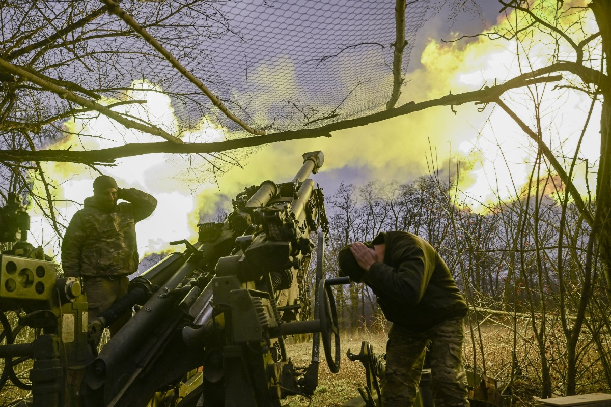 Video Shows Western M777 Howitzer in Action on Bakhmut Front