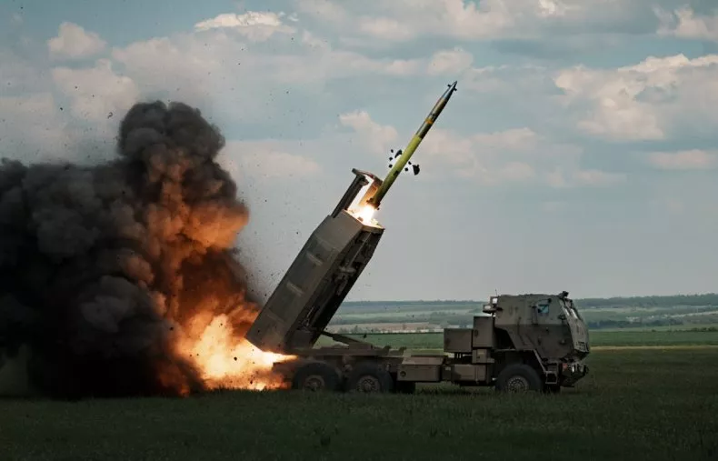 HIMARS meluncurkan roket di Oblast Donetsk Ukraina pada 18 Mei 2023. Kementerian pertahanan Ukraina membagikan rekaman baru yang memperlihatkan serangan HIMARS Ukraina terhadap artileri Rusia di wilayah Donetsk timur yang diduduki negara Vladimir Putin itu.