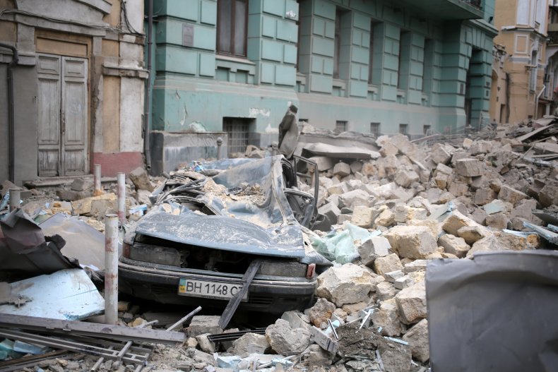 Un'auto distrutta a Odessa, in Ucraina