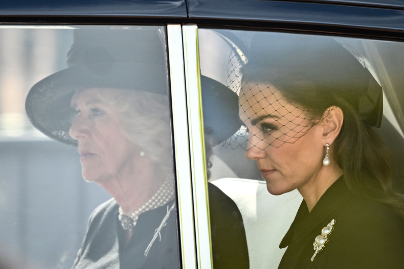 Kate Middleton e la regina Camilla vestite di nero
