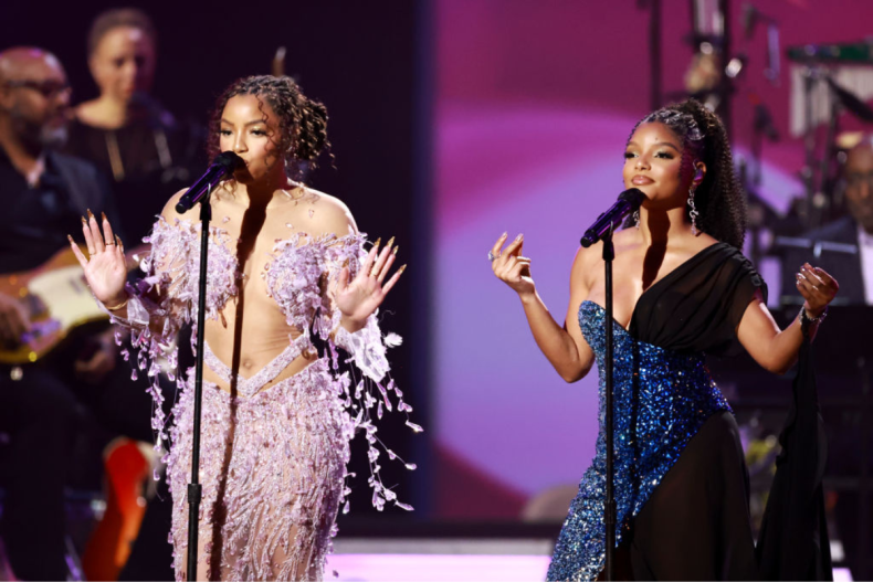 Chloe e Halle Bailey si esibiscono sul palco