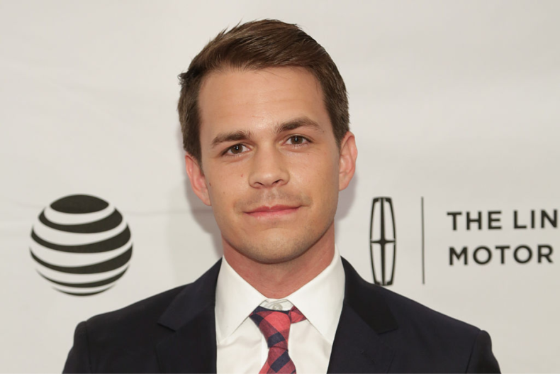 Johnny Simmons nel 2016.