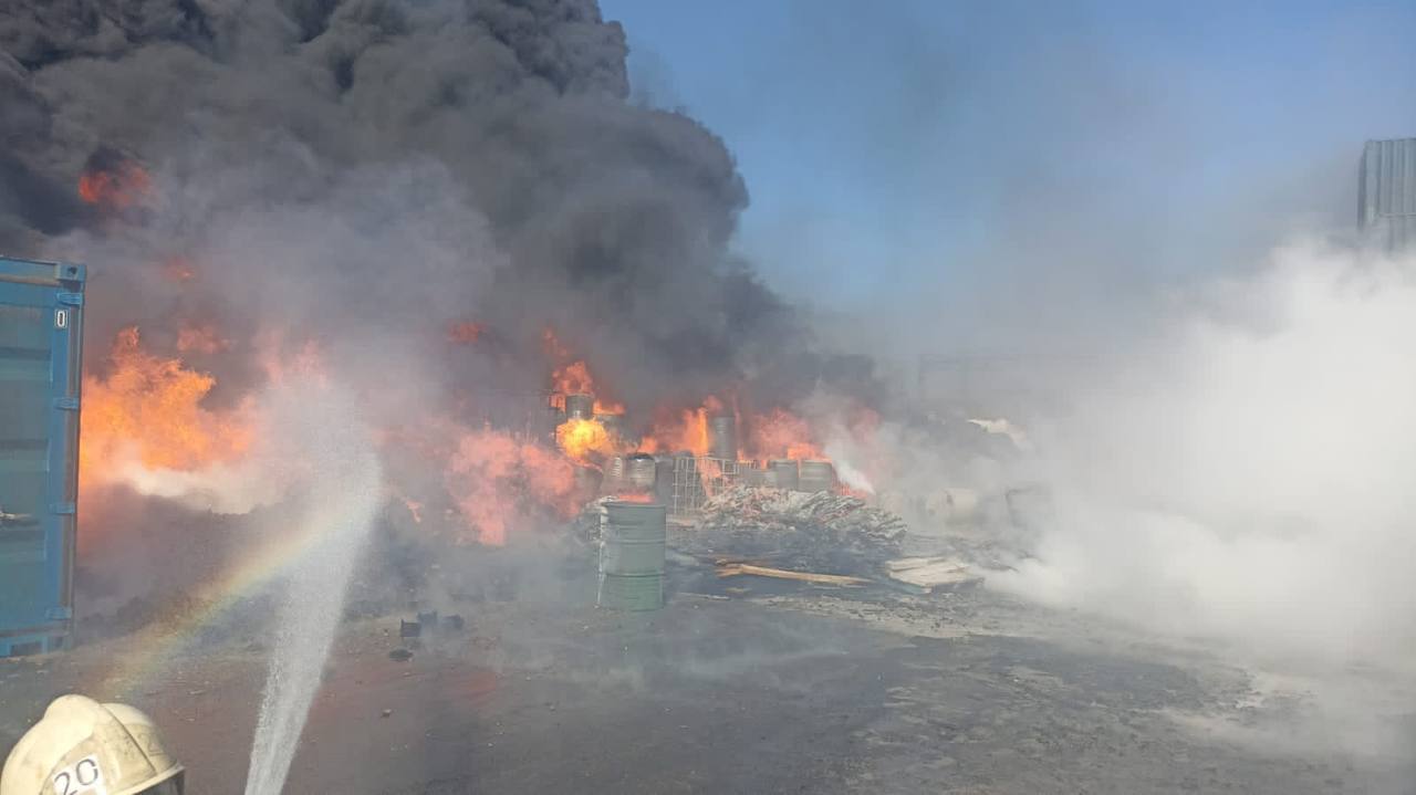 Video toont een enorme brand die een vrachtterminal in een Russische haven aan de Zwarte Zee overspoelt