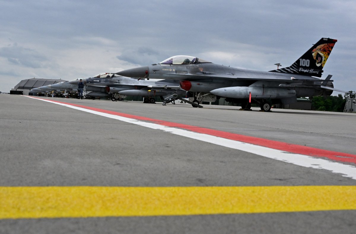 F-16s on tarmac