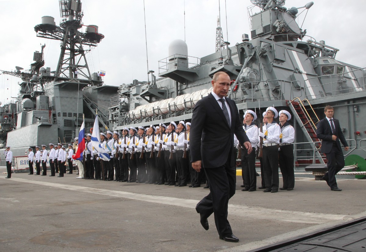 أوكرانيا تدمر ثلاث سفن روسية ، كما يقول كييف ، مع فرار المزيد من السفن