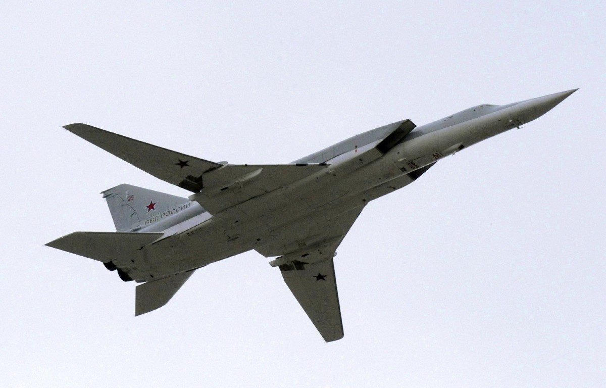 Russischer Überschallbomber Tu-22M3 bei heftigem Drohnenangriff zerstört: Fotos