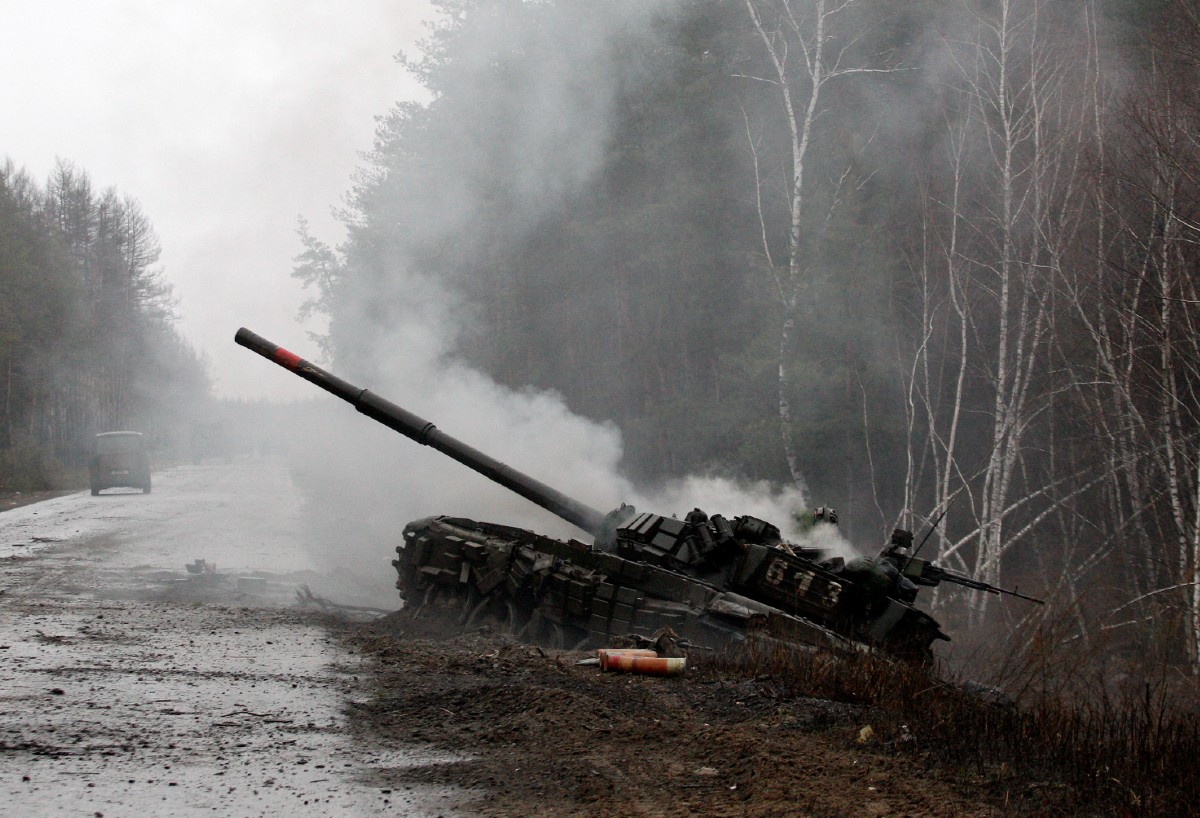 Los tanques rusos finalmente desfilan por la capital de Ucrania, pero hay un cambio de sentido