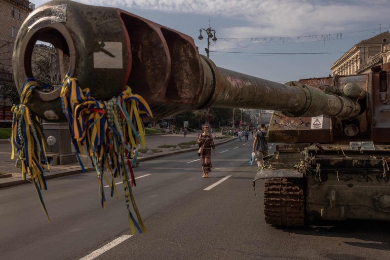 Artiglieria russa distrutta raffigurata a Kiev Ucraina