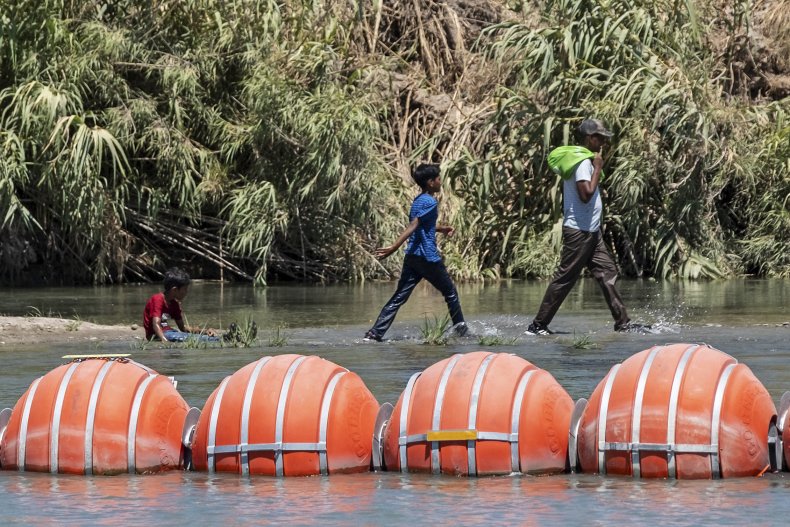 Barriere galleggianti nel fiume Rio Grande