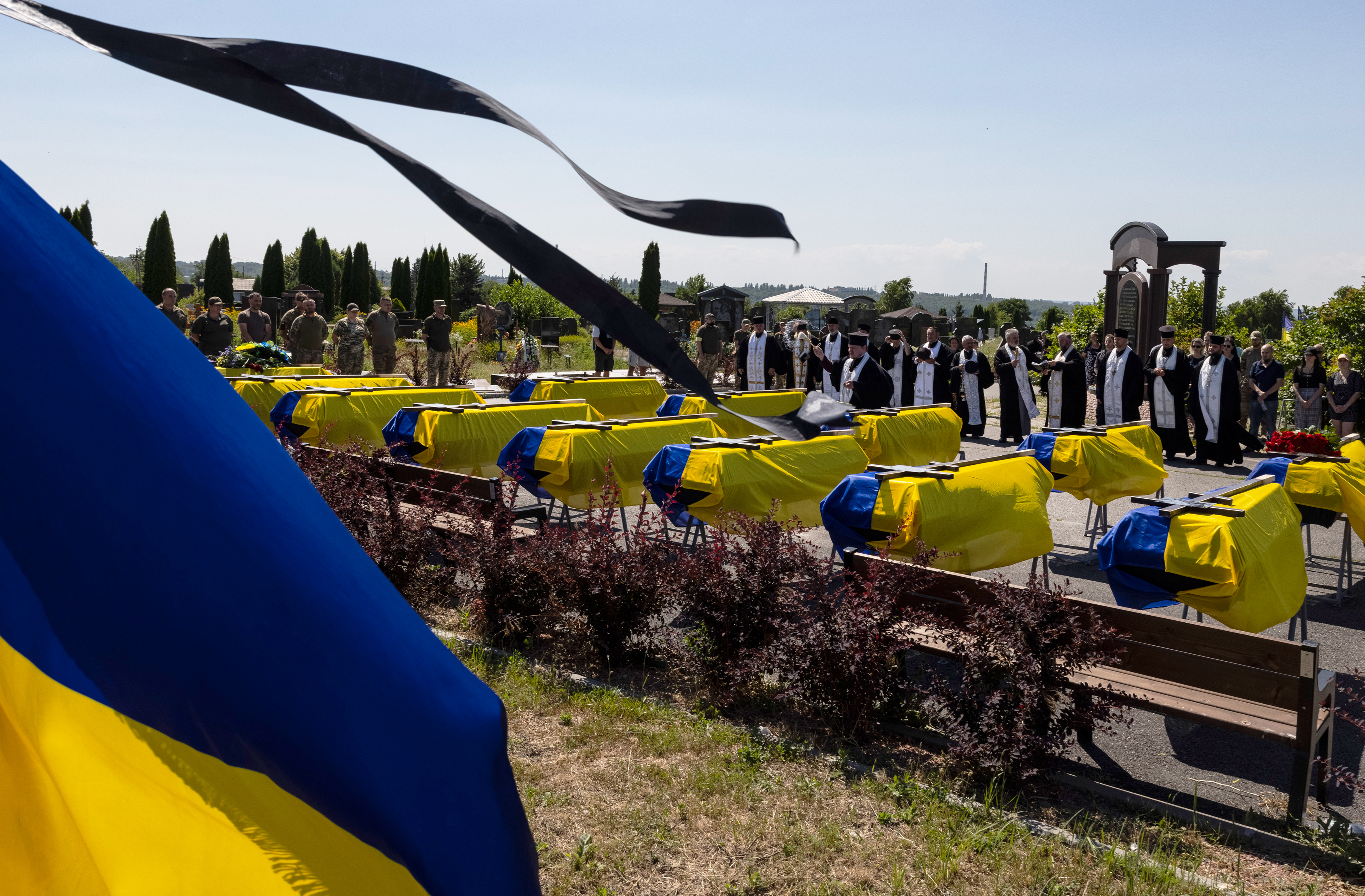 Огромные потери украины. Украинский флаг. Армия Украины. Украинские кладбища. Украинское кладбище с флагами.