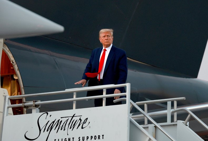 Donald Trump sale a bordo del suo aereo privato