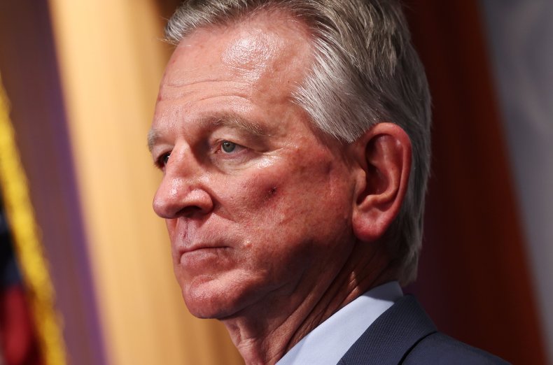 Tommy Tuberville lancia una nuova minaccia contro il Pentagono