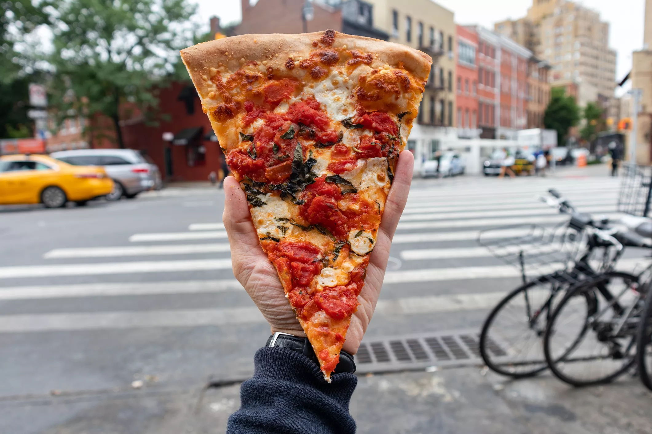 Internet Obsessed With Woman Raiding Closed Pizzeria: 'Hungry at 1am' - Vimarsana News
