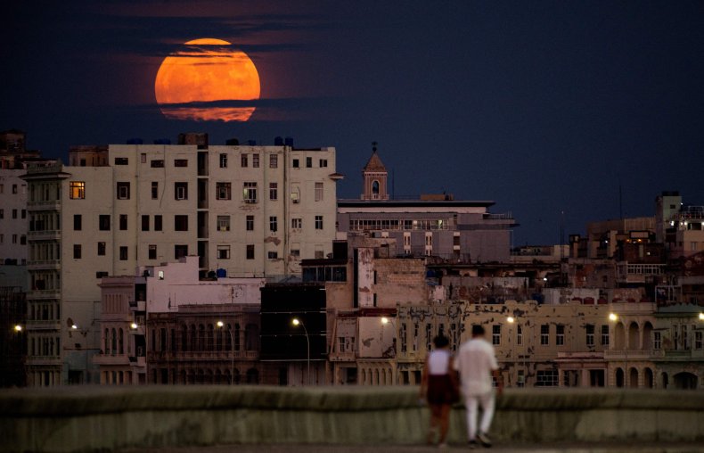 Hëna super blu mbi Kubë