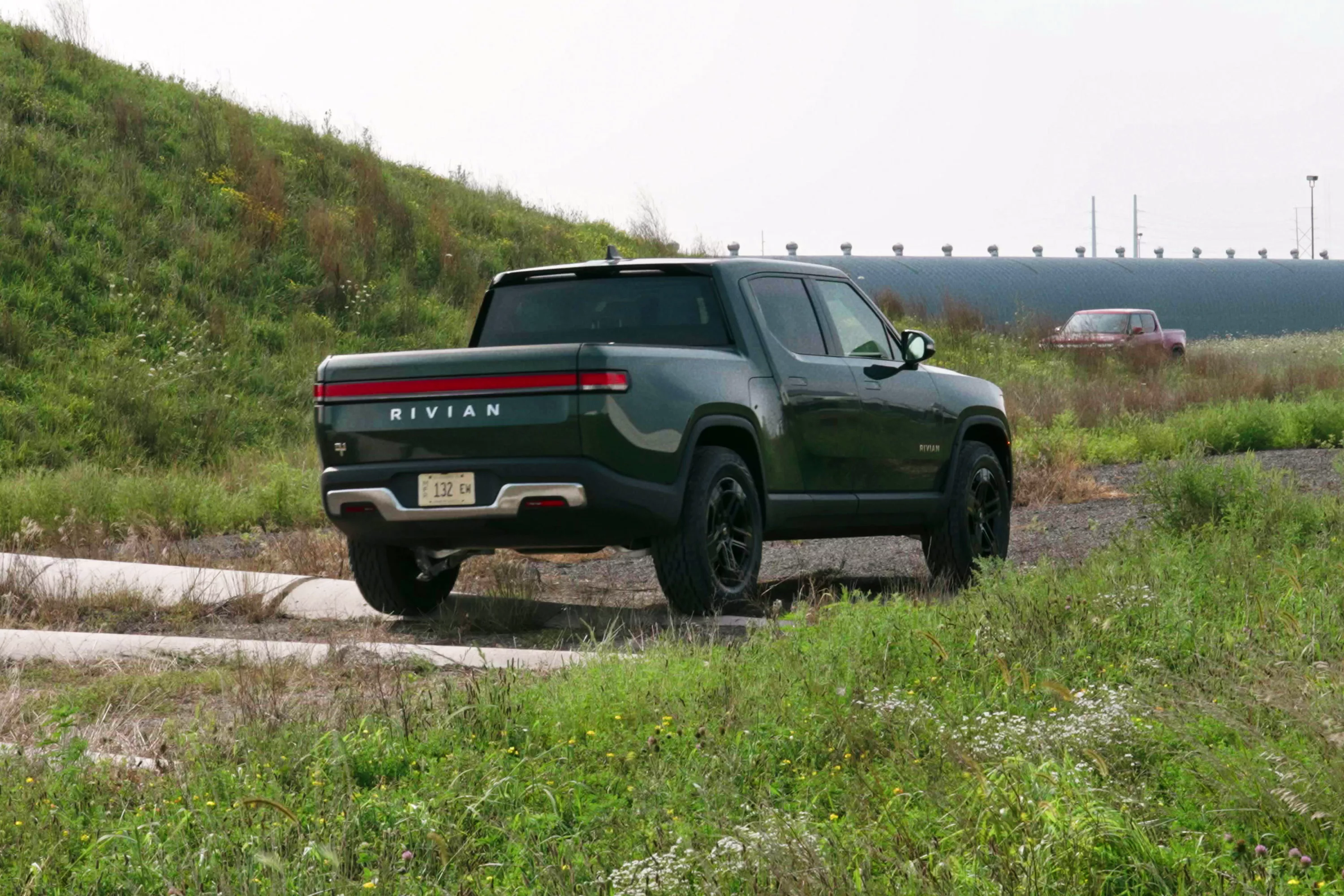 Rivian R1T Dual-Motor Review: Less Motors, More Efficiency - Vimarsana News