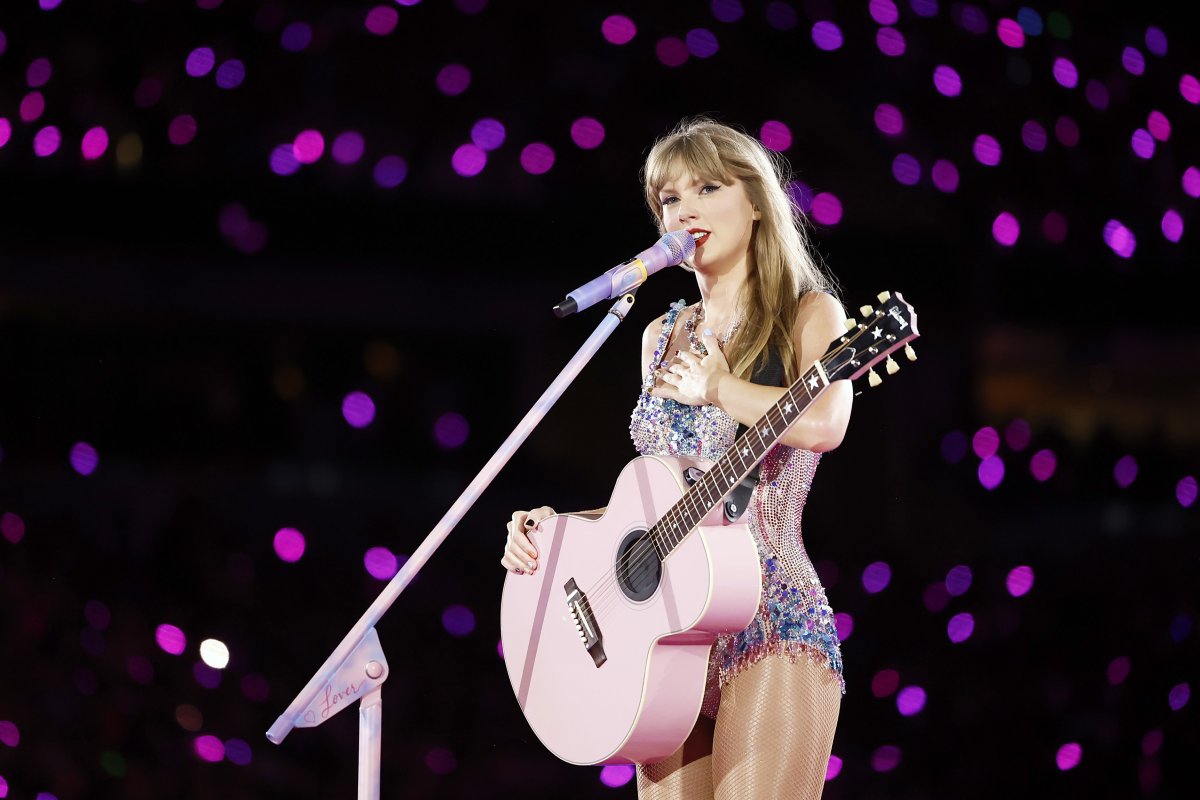 taylor swift in concert with guitar