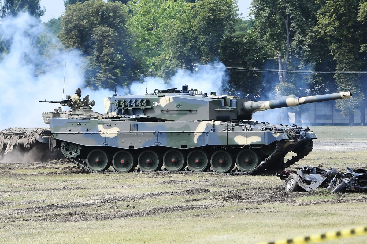 Ukraine Shows Off Fleet of Leopard Tanks in Rebuke to Russia