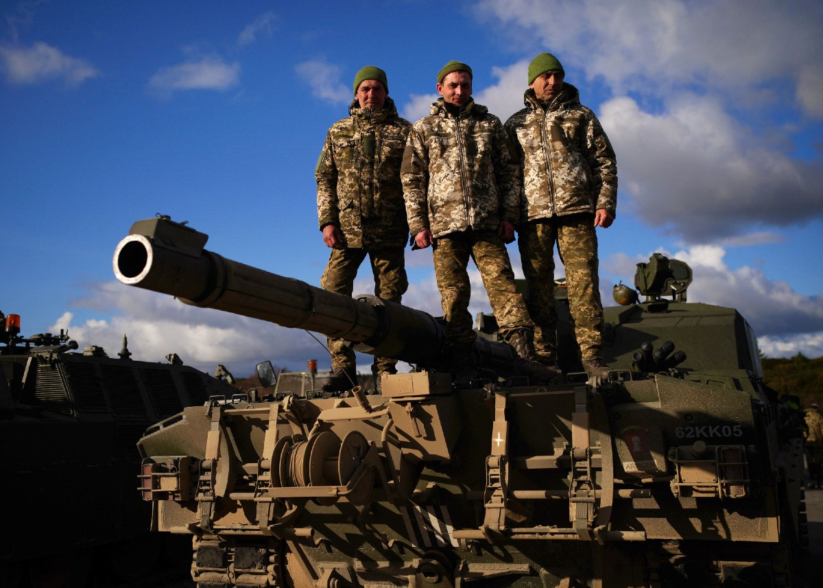 Ukrainian Soldier Says Challenger 2 Tanks Like a 'Sniper Rifle'