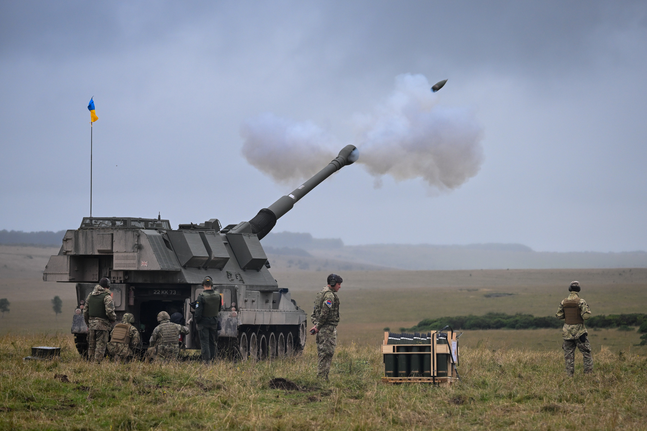 ukrainians train as90 self propelled howitzer uk