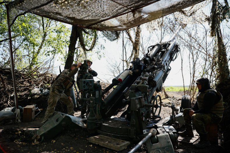 Ukrainian M777 team firing near Bakhmut