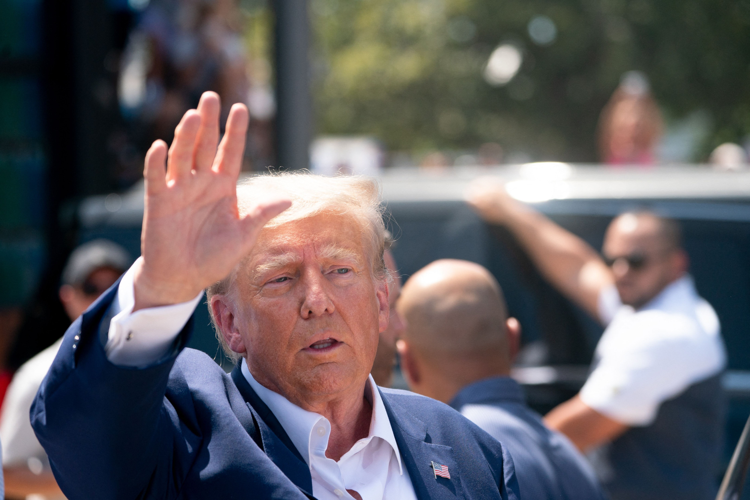 Donald Trump Loudly Booed And Cheered By Iowa Football Crowd