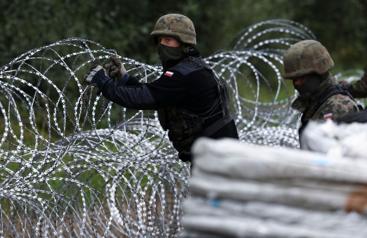 Kraj NATO twierdzi, że strażnicy graniczni zostali zaatakowani przez zamaskowanych mężczyzn z procami