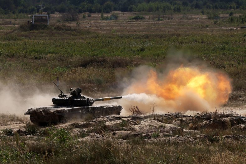 Ukrainian tank firing during training in Chernihiv