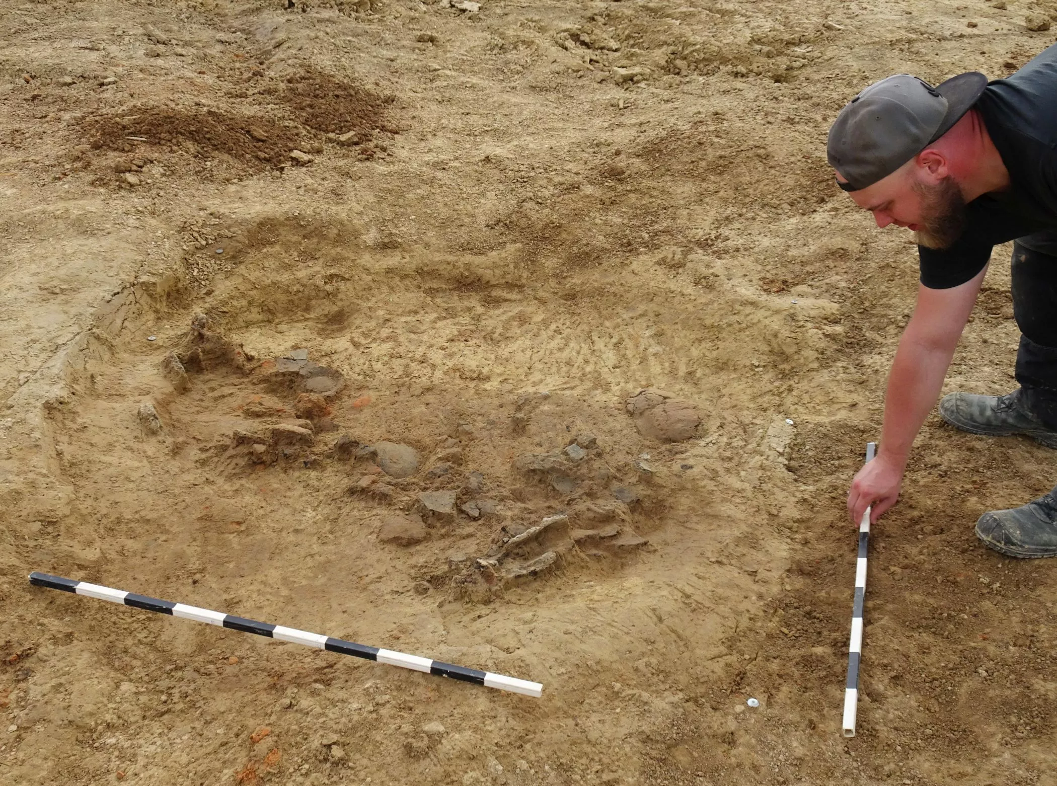 Archaeologists Discover 2000-Year-Old Graves Containing Burnt Human Remains - Vimarsana News