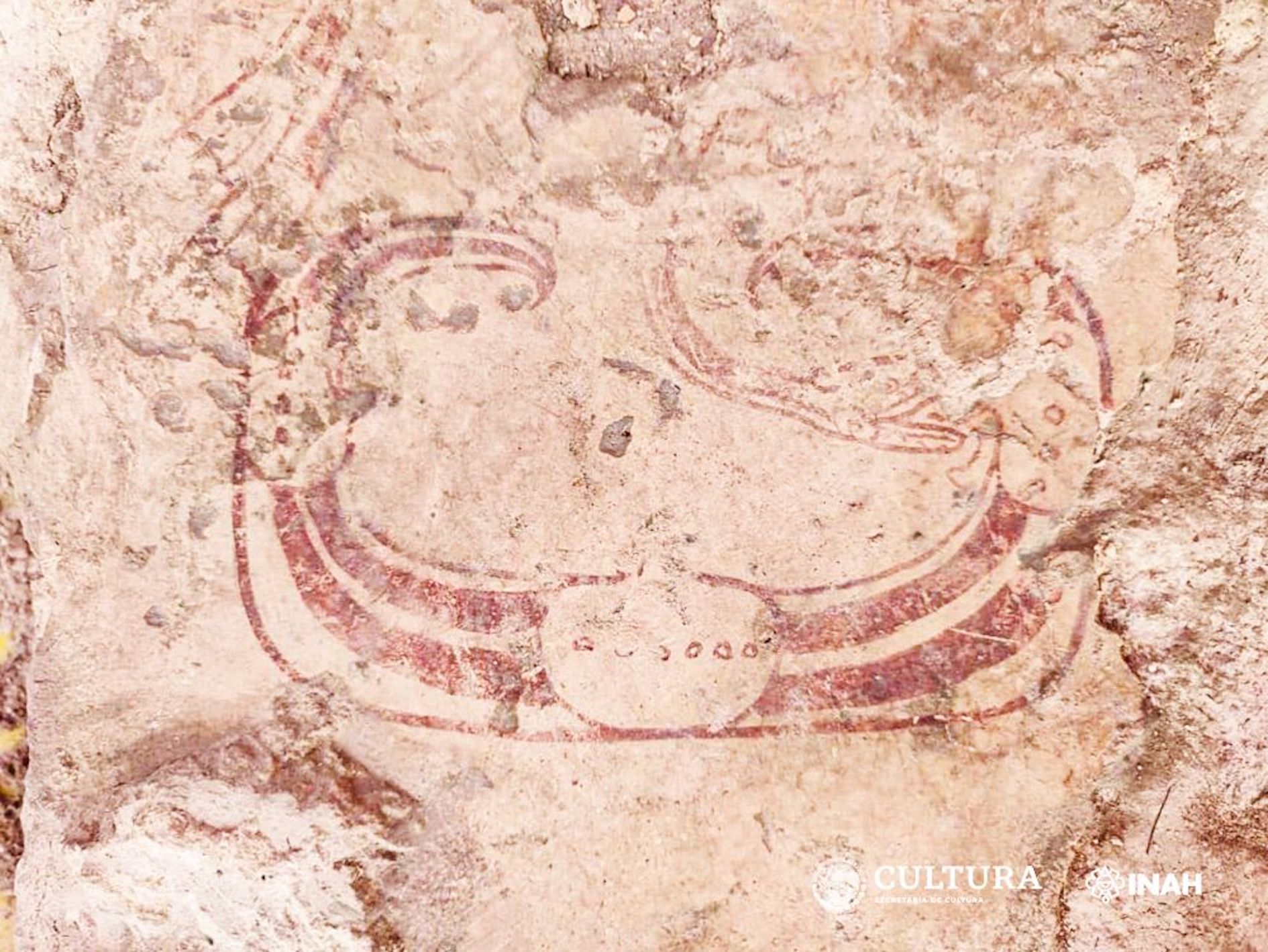 Des archéologues découvrent le couvercle d’une voûte antique avec le symbole d’un serpent au palais Maya