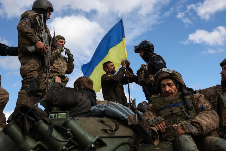 Ukrainian troops embrace flag in recaptured town