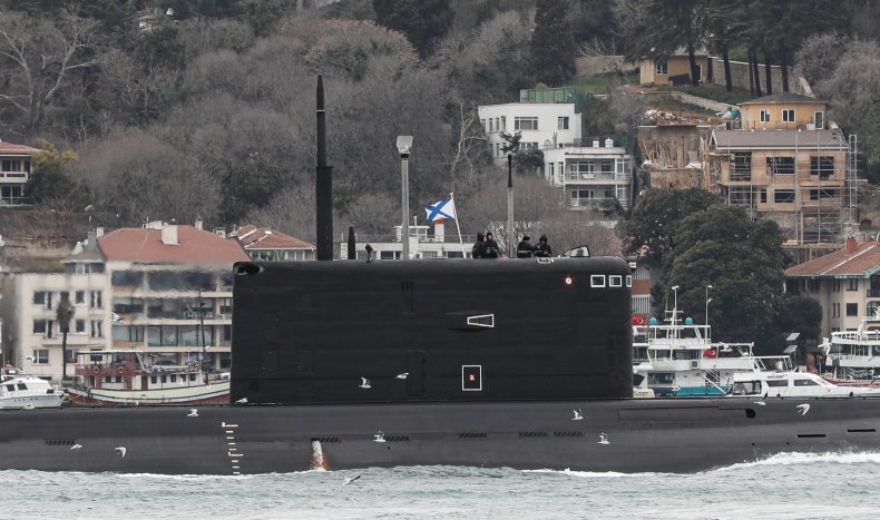 Tàu ngầm Rostov-on-Don đi qua eo biển Bosphorus