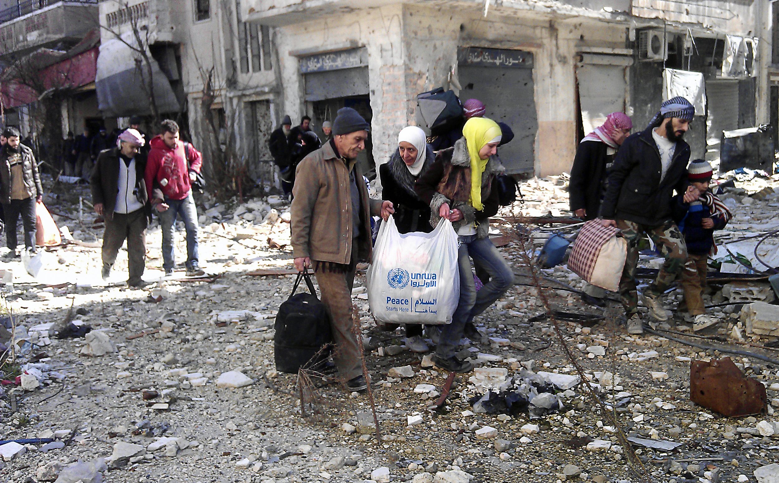 Six Hundred Syrians Flee Besieged Old Homs In Aid Convoy - Newsweek