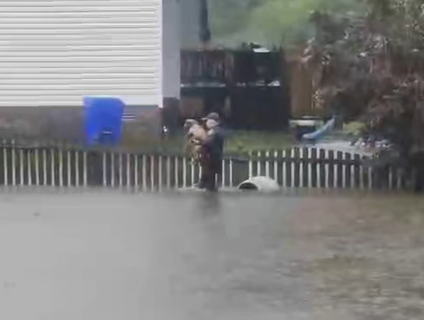 Une vidéo montre un policier sauvant un chien attaché à une clôture au milieu des inondations d’Ophelia