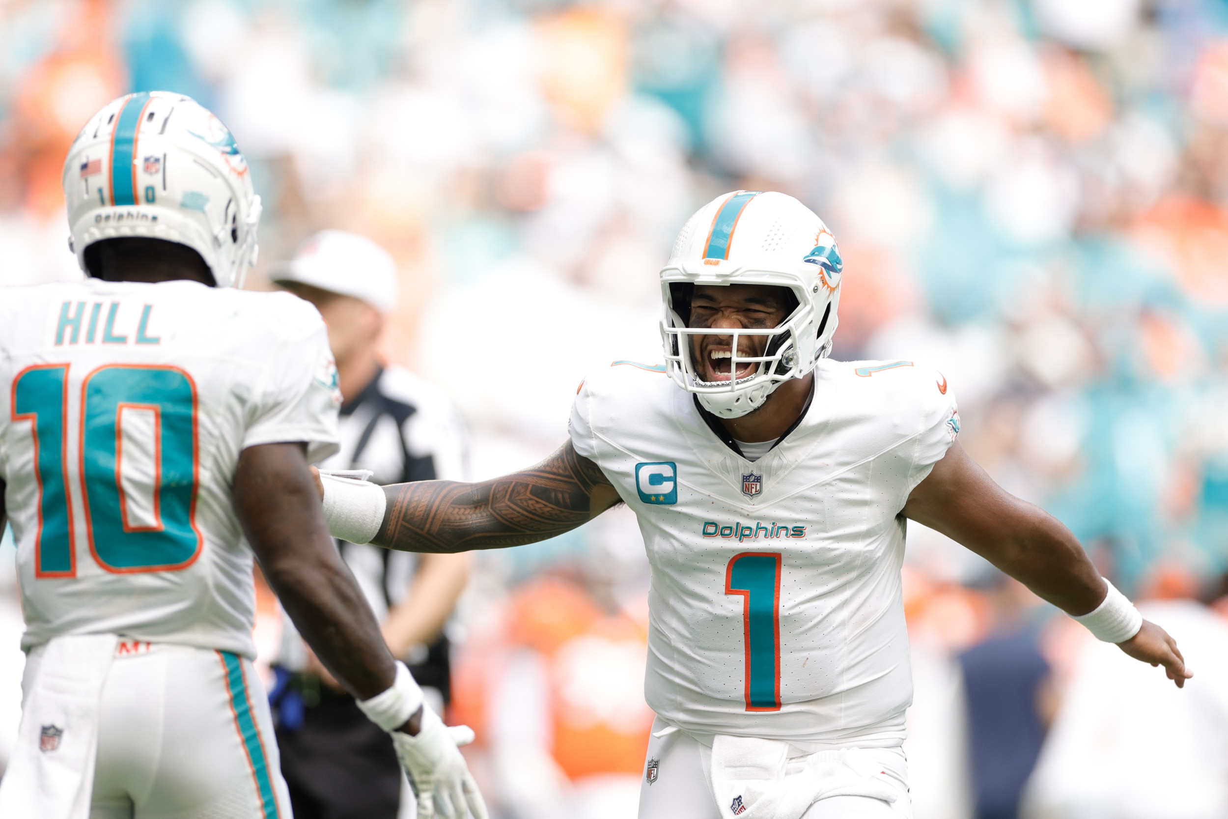 Tagovailoa, Hill connect early as Dolphins roll past Eagles