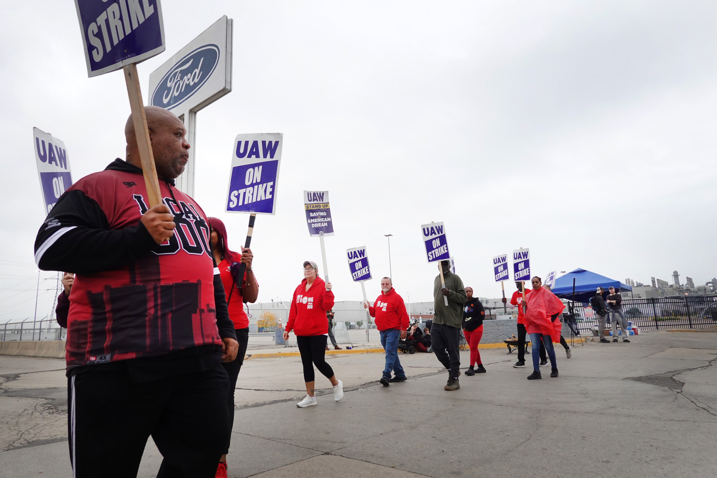 biden-s-uaw-picket-line-visit-tests-union-support-in-2024-battleground