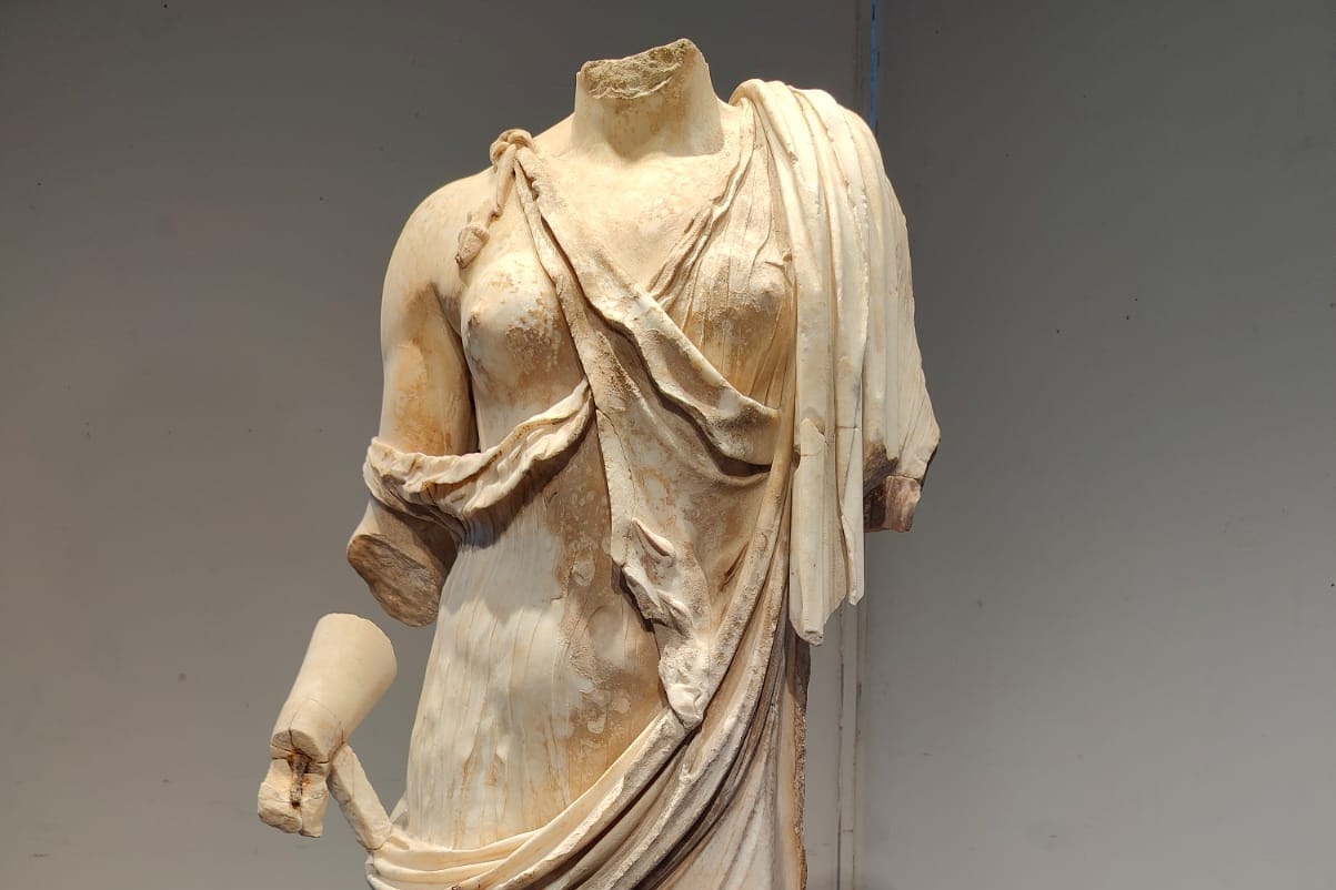 Des archéologues découvrent une statue en marbre « exceptionnelle » d’une femme vieille de 2 000 ans