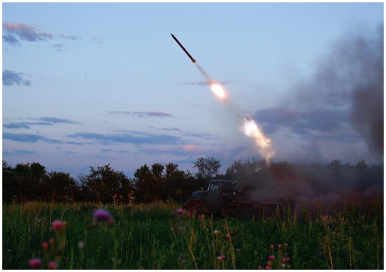 Lính pháo binh Ukraine bắn súng phóng tên lửa