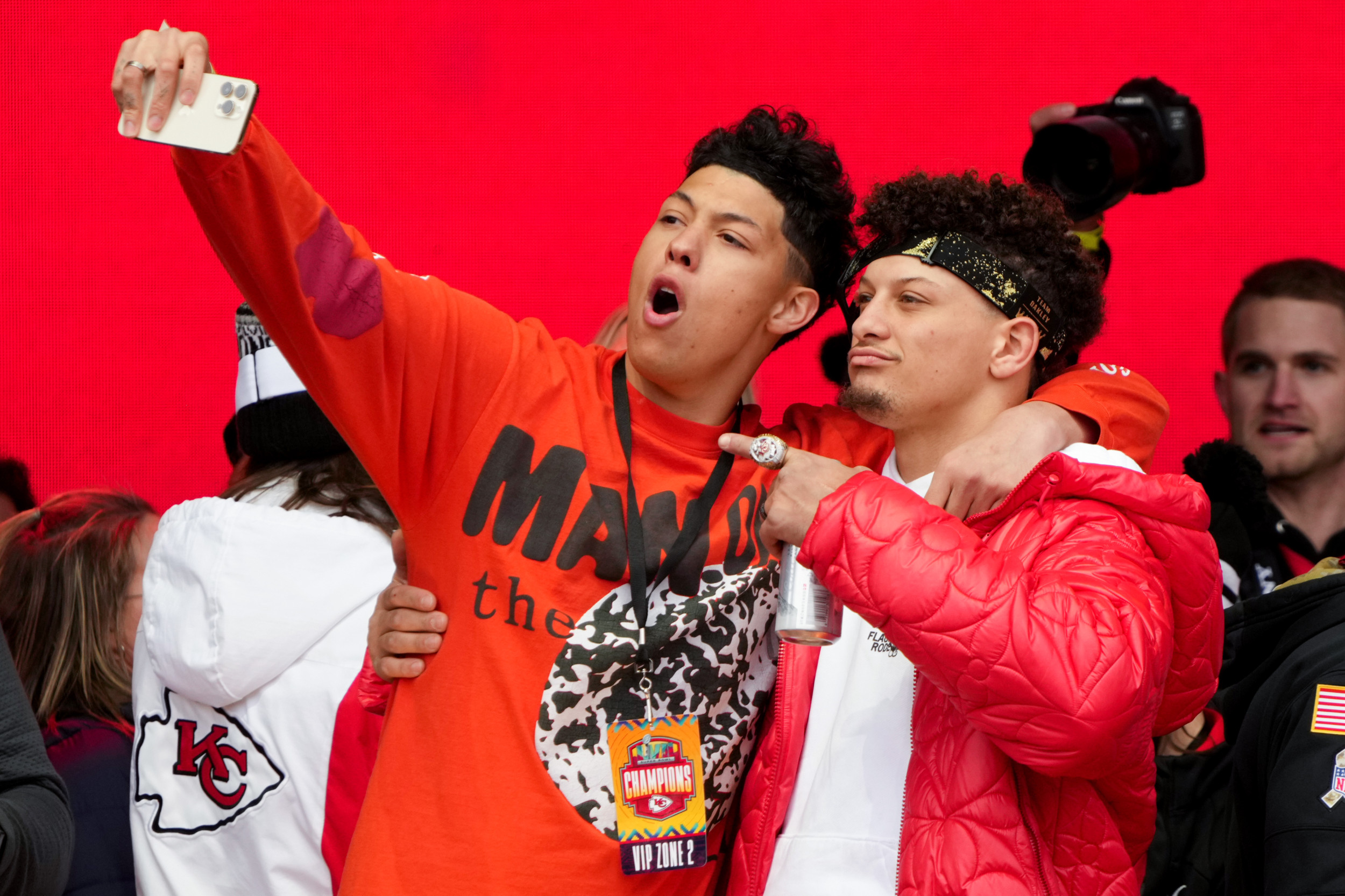 Chiefs Super Bowl Parade Details: Patrick Mahomes, Travis Kelce, O-Line  Shirts