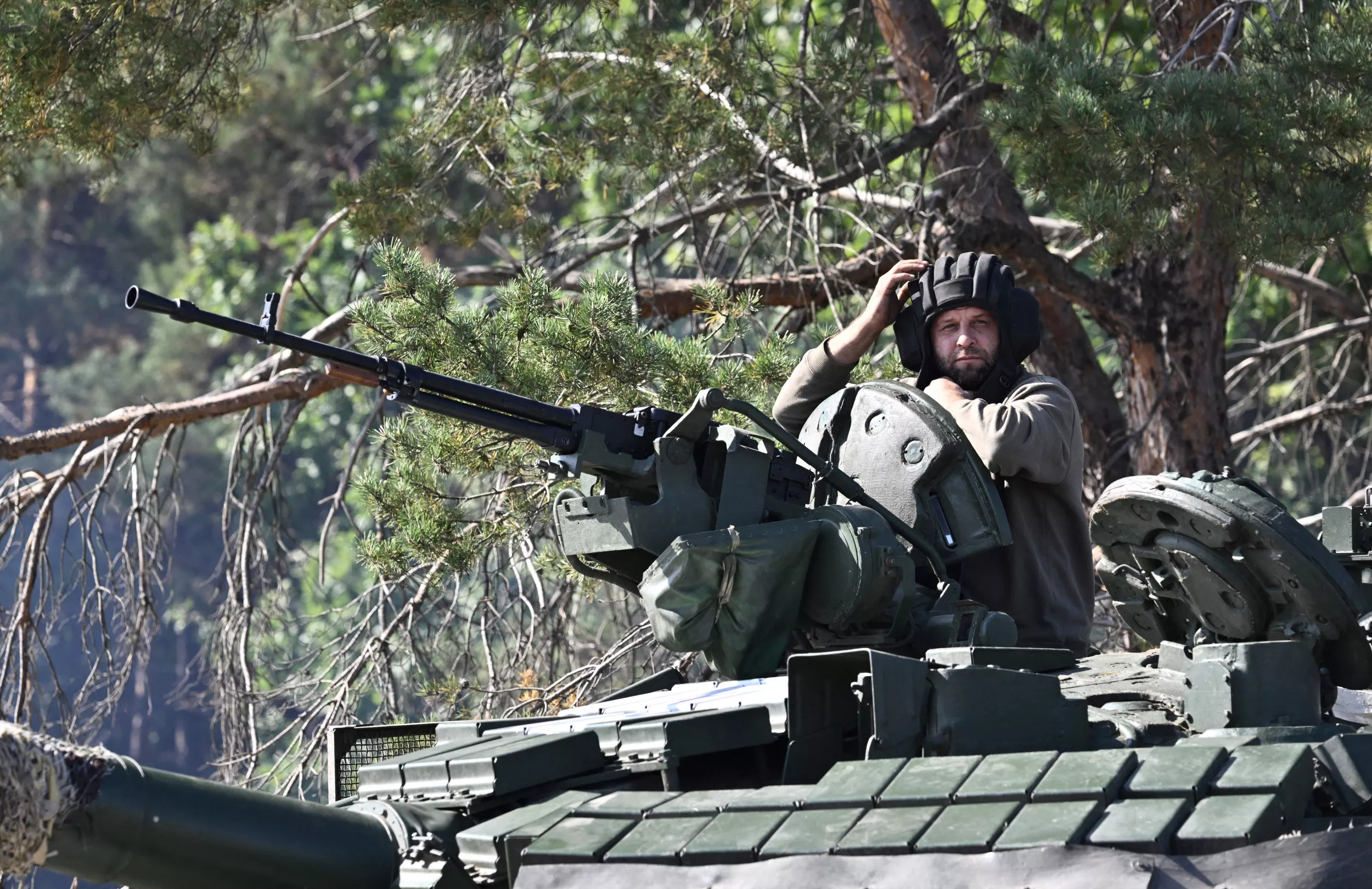 Ukrainian-serviceman-t-64-tank.webp?w=1600&h=900&q=88&f ...