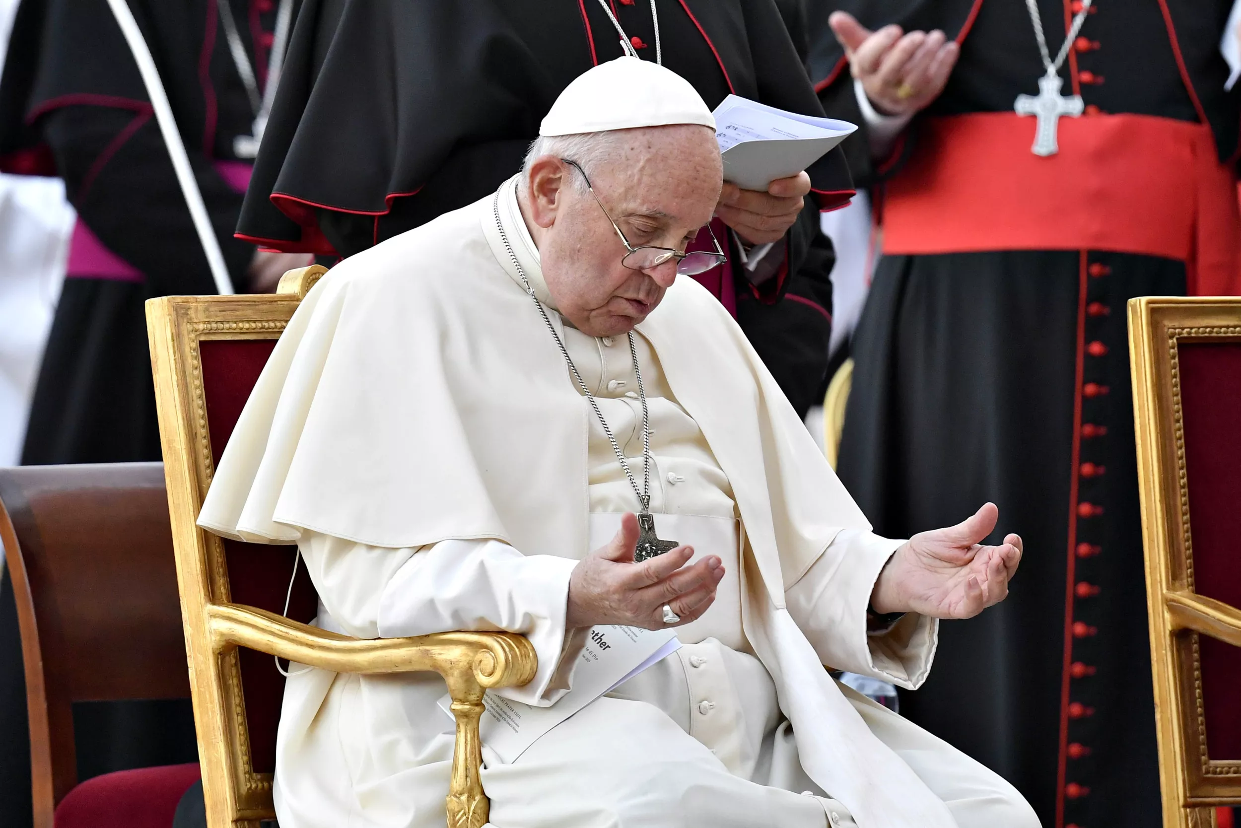 Pope Francis' Battle With Conservatives Heats Up - Vimarsana News