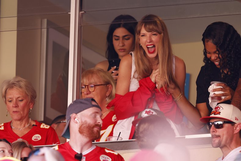 Rachel Zegler defended Taylor Swift online