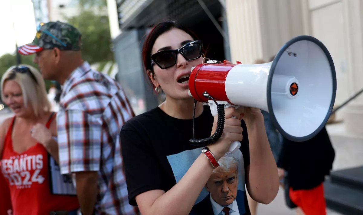 Video of Ron DeSantis Event Shows Laura Loomer Screaming Through Door - Vimarsana News