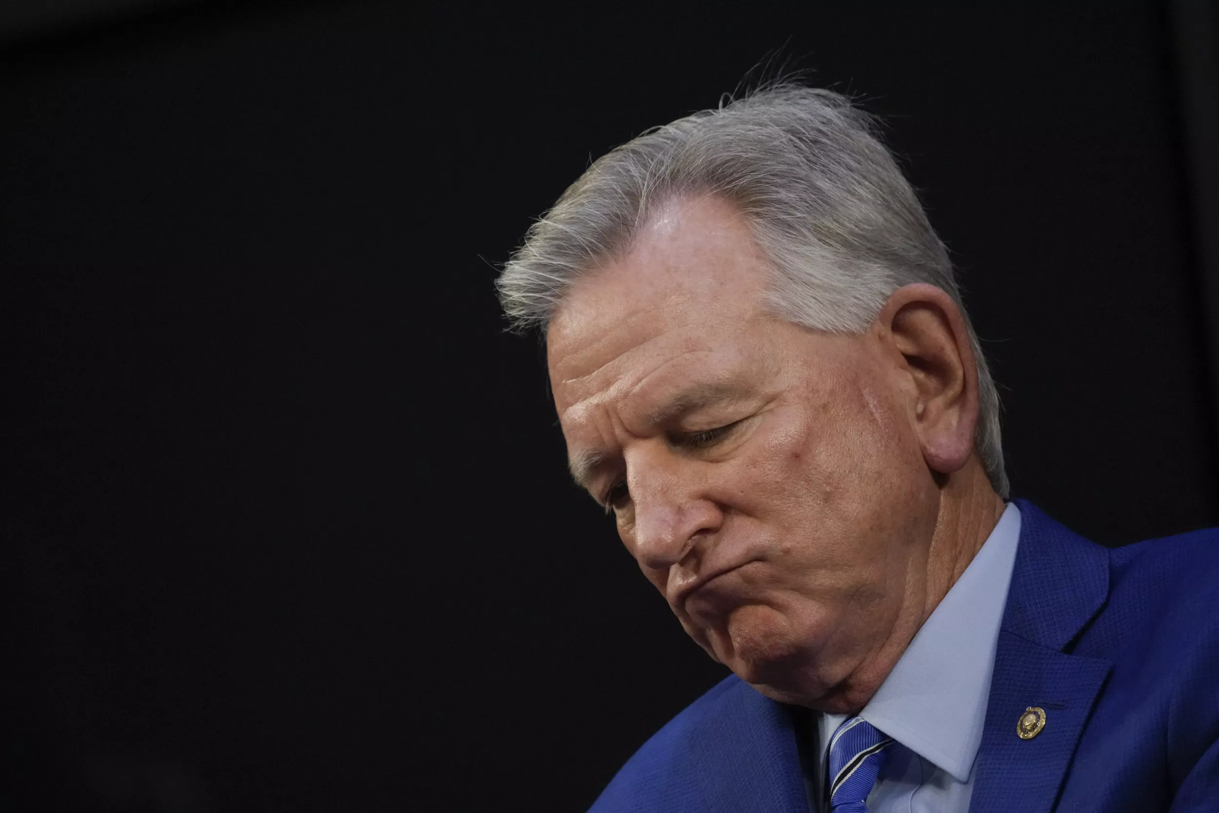 Tommy Tuberville Falling Down Plane Stairs Sparks Flood of Mockery - Vimarsana News