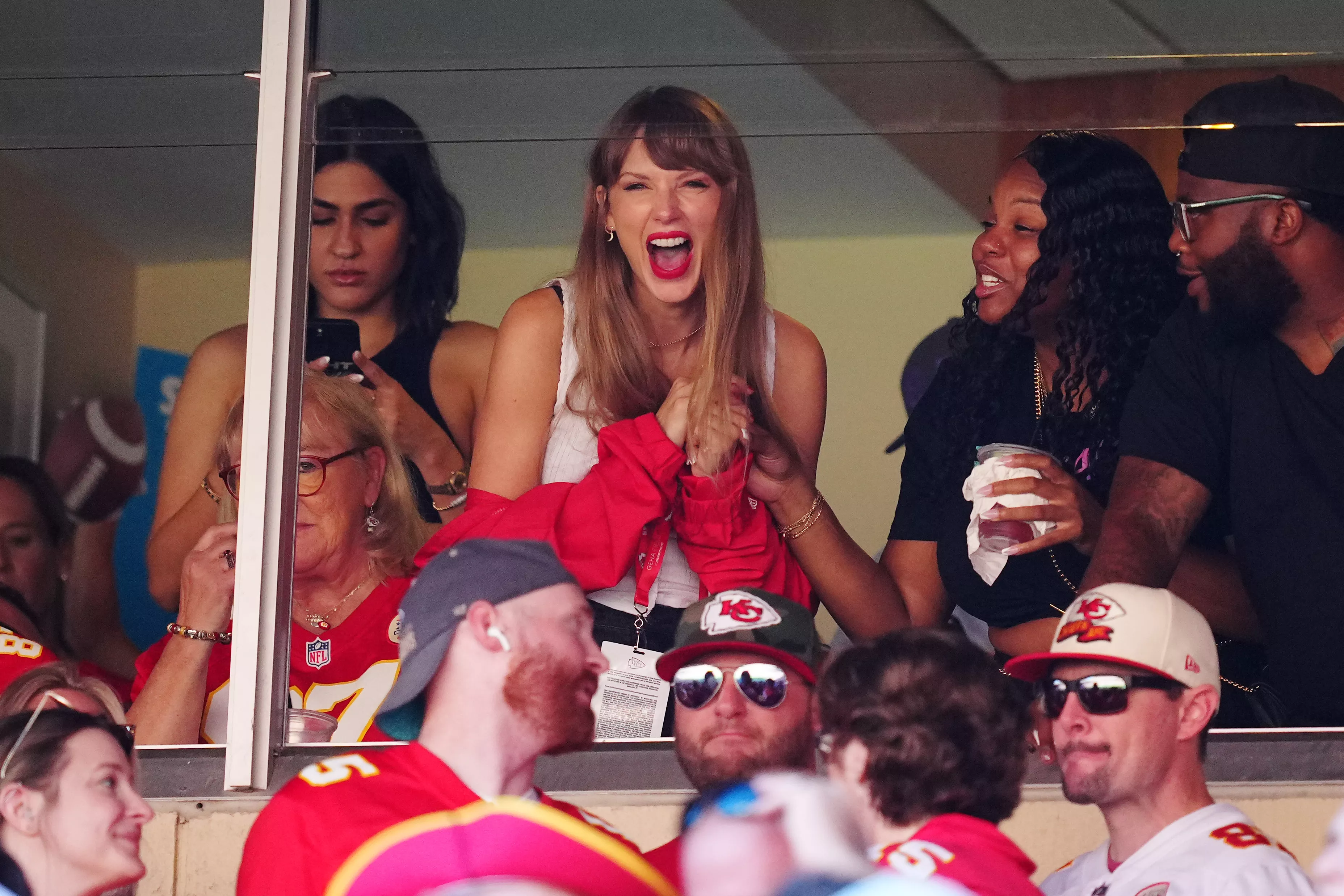 Could NFL's Use of Artificial Turf Finally End Thanks to Taylor Swift? - Vimarsana News